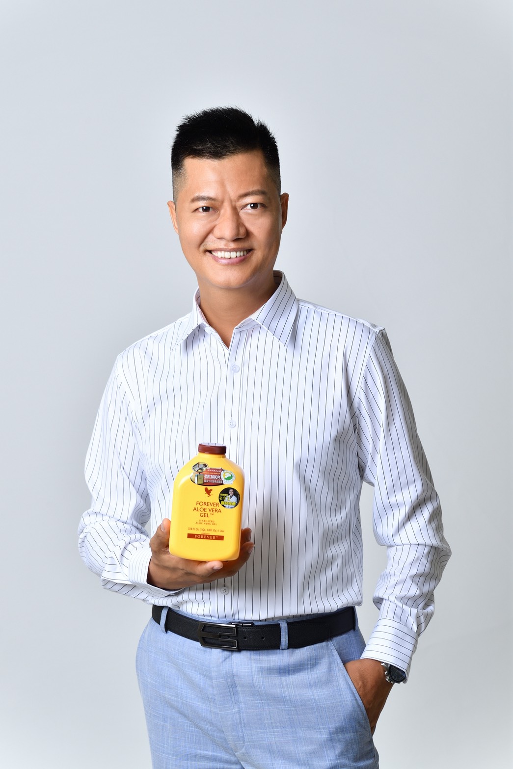 蘆薈王子穆再洋 手持 Forever 蘆薈汁